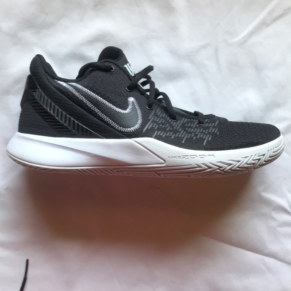 NIKE ZOOM KYRIE FLYTRAP II